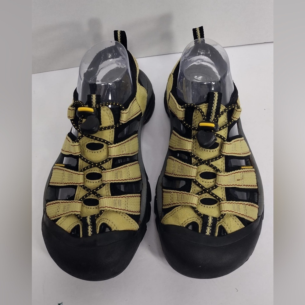 Yellow and Black Outdoor Sandals size 7.5 pre
Owned good condition